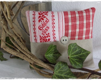 Coussin lavande en tissu paysan vintage décoré avec inscription et bouton rouge blanc VINTAGE shabby chic fait main par lavendelherzl