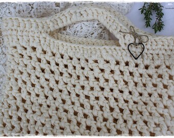 Crochet bag CREMEFARBEN with heart, crocheted Nordic style handmade by lavendelherzl