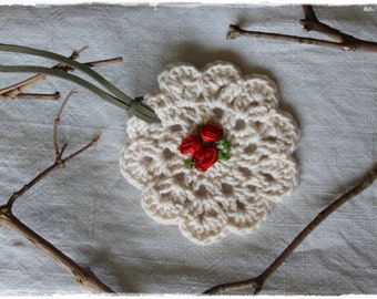 Necklace crocheted in country style and decorated with a rose handmade by lavendelherzl unique