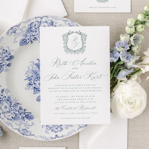Op de afbeelding: Huwelijksuitnodiging met een blauw en wit bloemenmotief. De uitnodiging is voor Ruth Amelia en John Foster Kurt. Het huwelijk vindt plaats op zaterdag 10 juni 2025 om 17:00 uur in het kasteel van Rockwall, 3342 Firefly Lane, Rockwall, Texas. Een feest volgt.