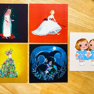 Impresiones artísticas cuadradas con ilustraciones de dibujos animados de Final Girls (Carrie, Midsommar, Ready Or Not, El laberinto del fauno, El resplandor)
