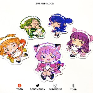 Może przedstawiać: Pięć holograficznych naklejek przedstawiających postacie w stylu anime ubrane w stroje pokojówek. Postacie mają różne kolory włosów i strojów, w tym zielony, niebieski, fioletowy, różowy i pomarańczowy. Każda naklejka ma białą ramkę.