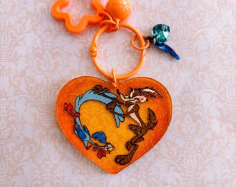 COYOTE VS ACME Looney Tunes Wile E. Coyote y Correcaminos Llavero acrílico con forma de corazón brillante de 7,6 cm con accesorios