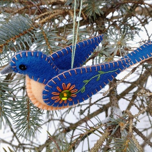 Adorno de pájaro azul oriental bordado en fieltro de lana con lentejuelas y cuentas.