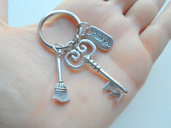 Porte-clés Ménage Avec Pendentif Seau Et Balai - Cadeau Remerciement Pour Femme De Ménage, Concierge, Personnel Entretien