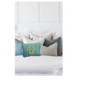 Aangepast monogramkussen voor studentenkamers – gepersonaliseerde decoratie voor studenten