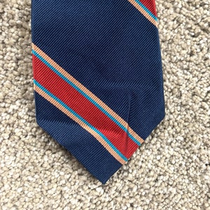 Corbata vintage Hathaway de rayas azules, rojas y melocotón de los años 80