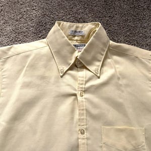 Camisa con botones de tela Oxford amarilla clara Val-Press vintage de los años 60, talla OCBD pequeña, de stock muerto