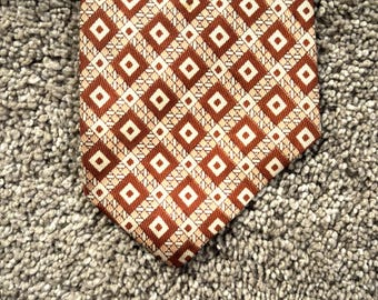 Cravatta vintage anni '40 color beige con motivo geometrico.