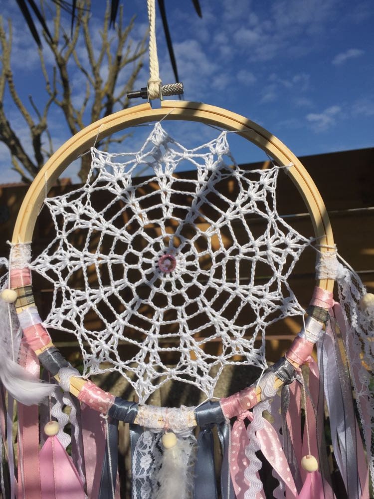 Attrape-Rêves en Blanc Gris et Rose Broderie Crochet ou Gris