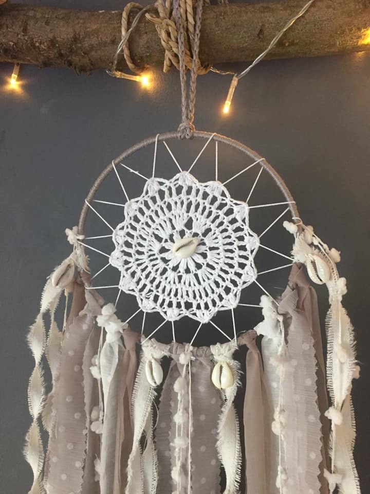 Attrape-Rêves Taupe et Écru avec Ses Perles Cauris