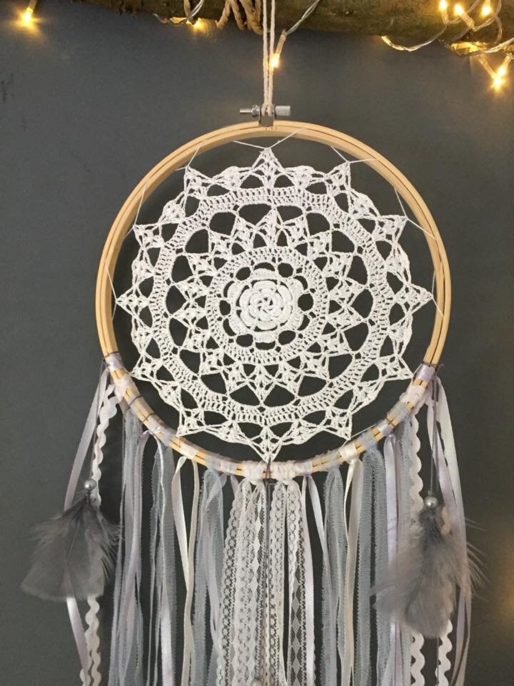 Attrape-Rêves Gris et Blanc avec Son Intérieur en Crochet