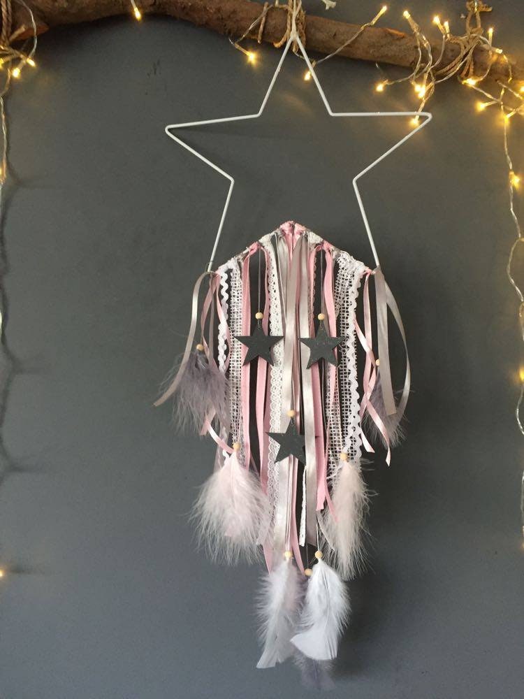 Attrape-Rêves Forme Étoile Dans Les Tons de Rose Blanc Gris avec Étoiles