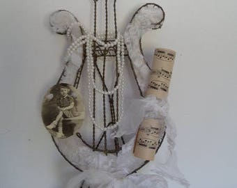 Lyre en métal torsadé et sa décoration shabby chic