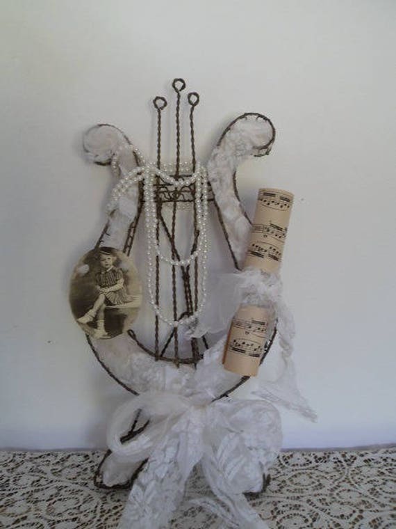 Lyre en Métal Torsadé et Sa Décoration Shabby Chic