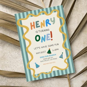 Könnte beinhalten: Eine Geburtstagseinladung mit hellblauem Streifenhintergrund. Der Text "HENRY IS TURNING ONE!" ist in bunten Buchstaben gehalten. Die Einladung enthält Datum, Uhrzeit und Ort: GGS FUN RANCH, Sun Valley, CA.