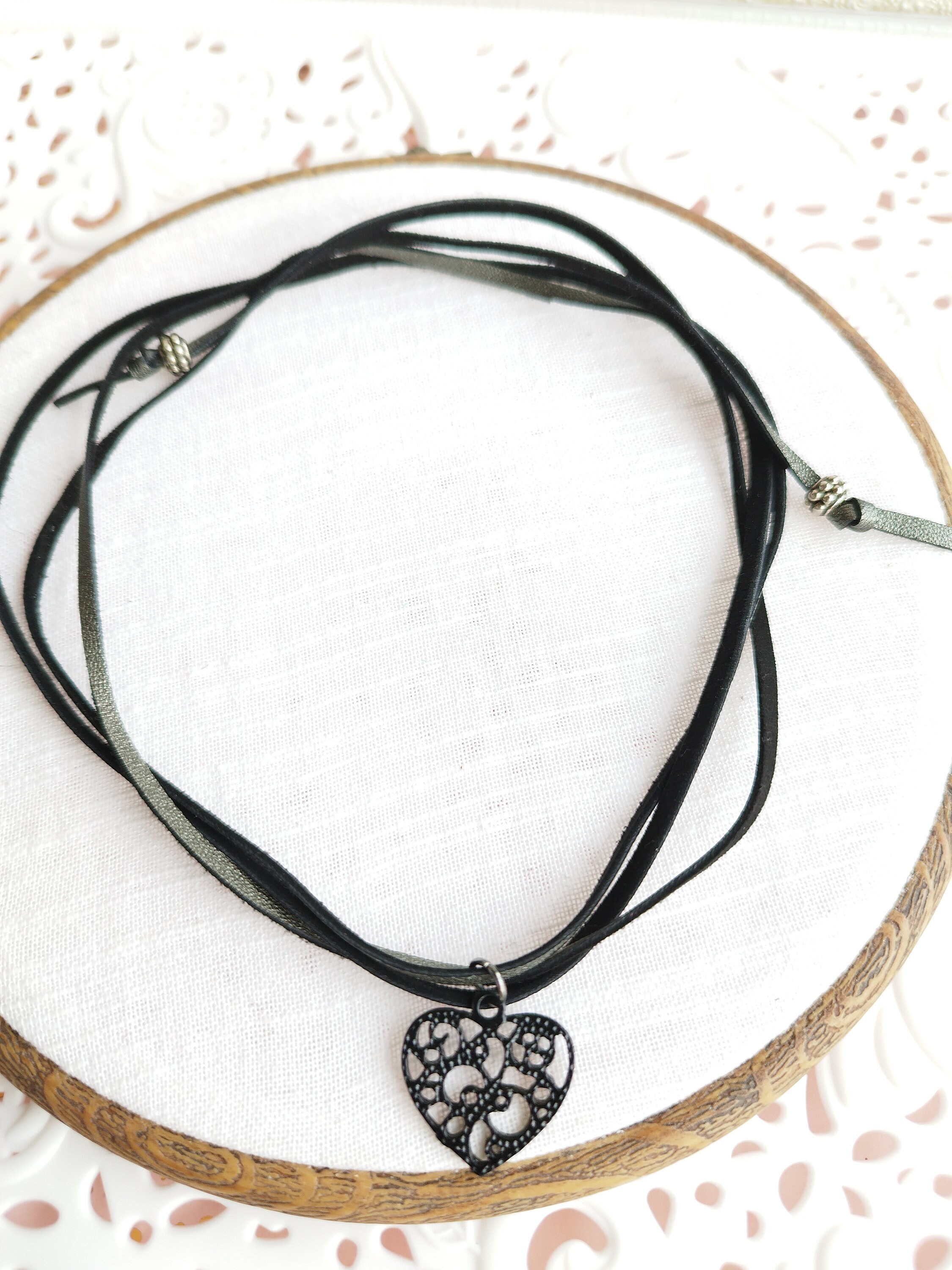 Collana Girocollo Lunga In Pelle Nera Con Ciondolo Cuore Grande Oro Vintage – Strati Bohemien, Regolabile, Gioiello Donna Stile Bohemien