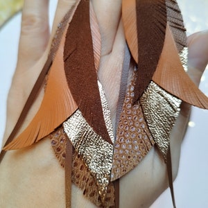 Grandes boucles d&#39;oreilles en cuir avec plume : brun sable et or style bohème