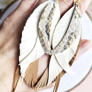 Grandes boucles d&#39;oreilles en cuir avec plume : beige et blanc style bohème