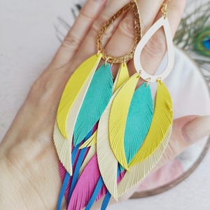 Brincos de couro extra longos e brilhantes com penas e folhas multicoloridas, estilo boho.