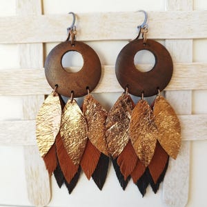 Boucles d&#39;oreilles plumes en cuir bohème : grands bijoux bohèmes marron