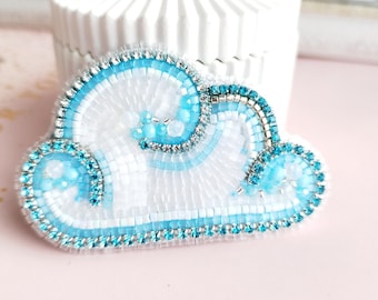 Wolken Brosche: Handgestickter Perlenschmuck