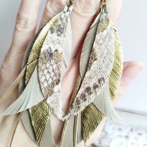Grandes boucles d&#39;oreilles en cuir avec plume : bijoux bohèmes beiges, olive et dorés