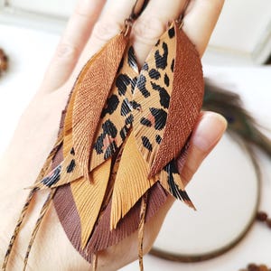 Boucles d&#39;oreilles plumes en cuir à imprimé animal : pendantes bohèmes