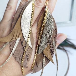Grandes boucles d&#39;oreilles plumes en cuir : style bohème en daim marron doré