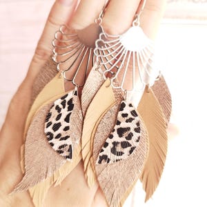 Boucles d&#39;oreilles plumes en cuir beiges : longues boucles d&#39;oreilles pendantes bohèmes