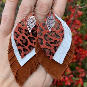 Boucles d&#39;oreilles plumes en cuir coupées à la main : bijoux tendance à imprimé léopard