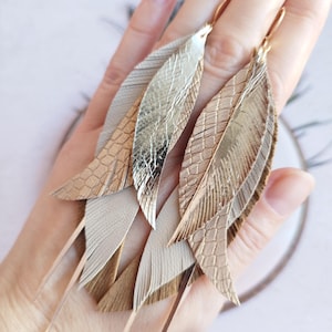 Pendientes grandes de plumas de cuero: colgantes bohemios beige y dorados