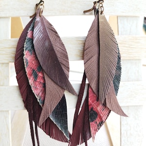 Grandes boucles d&#39;oreilles en cuir avec plume : style bohème bordeaux
