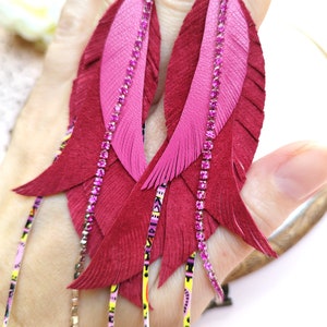 Boucles d&#39;oreilles plumes en cuir suédé rose foncé : boucles d&#39;oreilles longues bohèmes