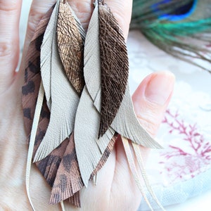 Grandes boucles d&#39;oreilles en cuir avec plume : bijoux bohèmes marron et dorés