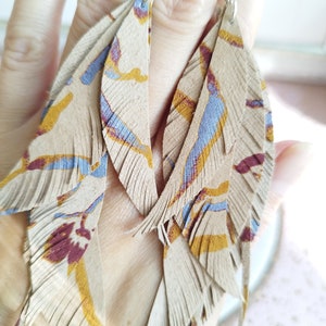 Boucles d&#39;oreilles plumes en cuir bohème : boucles d&#39;oreilles pendantes beiges