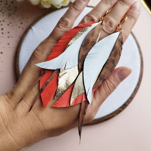 Grandes boucles d&#39;oreilles en cuir avec plume : corail, blanc et marron style bohème
