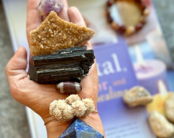 Healing Crystals Gift Set: Book, Stones and Bracelet