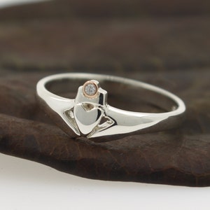 Bague Claddagh, avec de vrais diamants sertis dans une couronne en or rose. Bague en diamant.