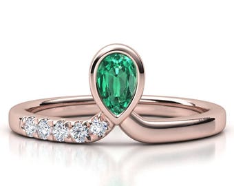 Emerald and diamond ring, Rose gold diamond ring. Pear emerald ring. Unique ring. Emerald engagement ring.