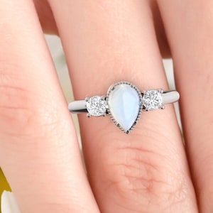 Anneau de pierre de lune. Bague pierre de lune et diamants. Bague de fiançailles en pierre de lune. Bague en pierre de lune en forme de poire. 14K, 18K ou platine.