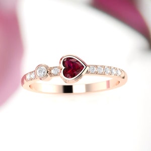 O anel Ruby Dalisay. Anel de noivado rubi. Anel de noivado. Anel da eternidade. Anel de diamante coração. 14K, 18K Platina.