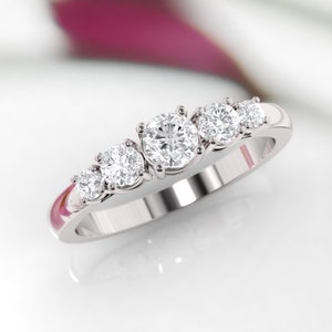 Anel de diamante. Anel de diamante para eternidade. Anel de noivado de cinco pedras. Disponível em 14K, 18K ou Platina.
