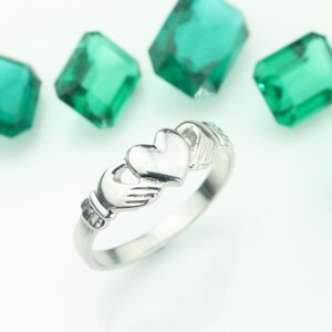 Claddagh ring, ladies claddagh ring handmade in Dublin, Ireland. Available in fine sterling silver,9K, 14K, 18K or Platinum.
