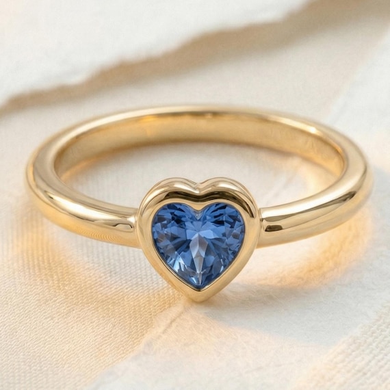 サファイアリング。サファイアの婚約指輪、ハート型のサファイアリング 