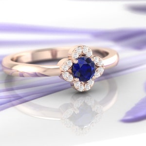 Bague de fiançailles. Bague en saphir et diamant. Bague d’inspiration vintage. Disponible en or 18K, 14K, jaune, rose ou or blanc. Aussi en platine.