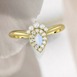 Bague de fiançailles en pierre de lune. Bague en diamant triangle. Bague en pierre de lune en forme de poire en or rose. Disponible en or rose 14K, 18K, jaune et blanc.