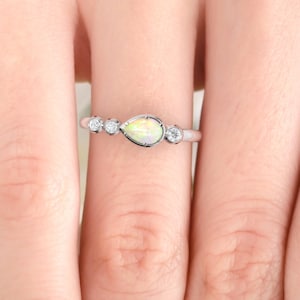Opal-Diamant-Ring. Verlobungsring. Ewigkeit Ring. Opalring verfügbar in 14K / 18K weiß, gelb oder Roségold. Auch Platin.