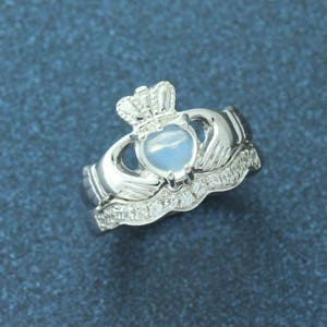Bague Claddagh en pierre de lune avec anneau assorti.