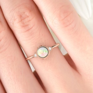 Opal ring. Opal und Diamant Ring. Opal Verlobungsring mit feinem Millgrain Detail. 14K, 18K oder Platin.